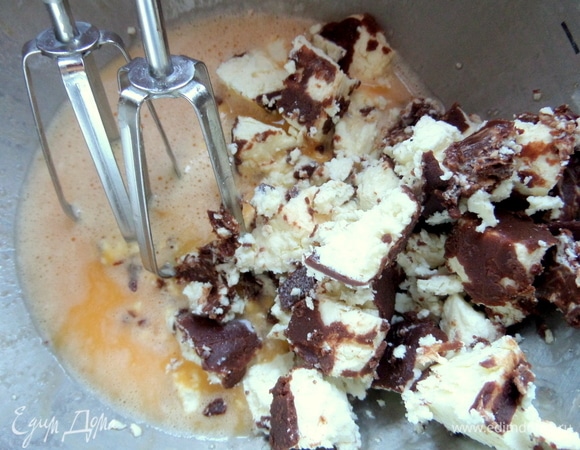 Покрошить в яйца сырочки.