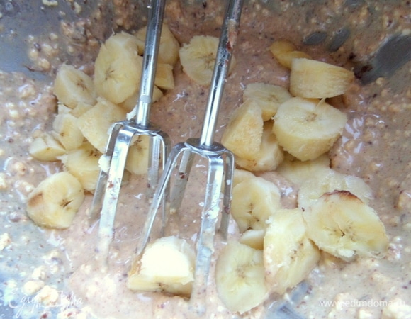 Нарезать бананы, можно переспелые.