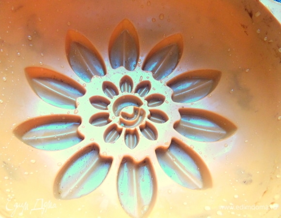 Форму не смазывала, просто смочила водой.