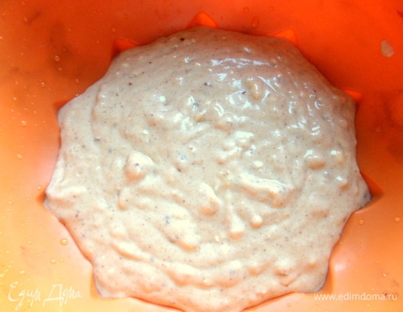 Часть массы переложить в силиконовую форму диаметром 17 см.