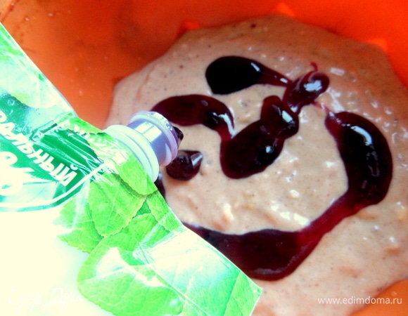 На тесто выдавить немного джема.