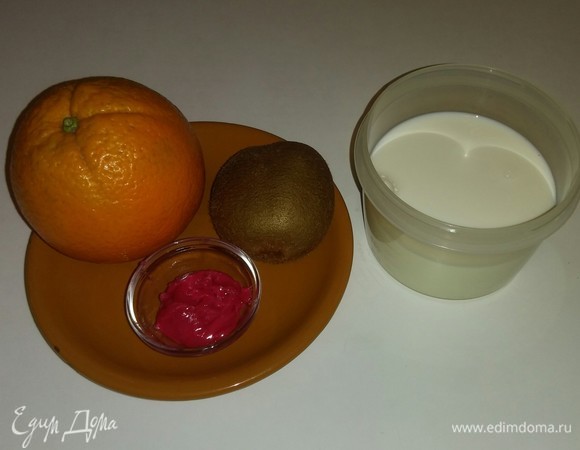 Вот все необходимые ингредиенты. Для это коктейля я использовала кремовый мед с малиной, в его состав входят липовый мед и малиновое пюре. Вы можете использовать тот мед, который вам нравится.