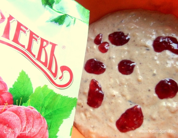 Далее — снова тесто, затем — малиновый джем ТМ «МахеевЪ».