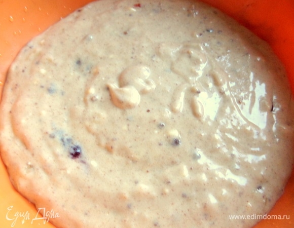 Закрыть остатками теста.