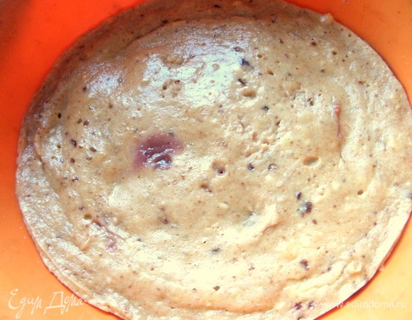 Поставила в микроволновку при 750 Вт, через 3 минуты проверила, нажав в серединку пальцем. Всего запекалось суфле 7 минут, смотрите по своей СВЧ-печи. Готовое суфле должно пружинить при нажатии и не прилипать.