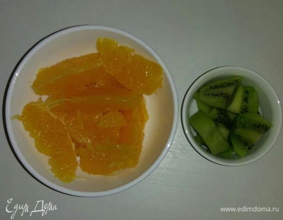 Апельсин и киви нужно очистить от кожуры. Затем нарезать киви крупными кусочками, а апельсин разобрать на дольки и очистить их от пленок и косточек (если косточки есть).