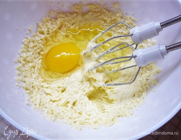 Для основы наших суфле приготовим ванильное песочное печенье. Масло комнатной температуры взбиваем с сахаром до белой пышной массы. Добавляем яйцо и еще раз хорошо перемешиваем миксером.