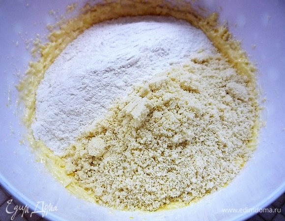 Добавляем муку, миндальную муку, щепотку соли и ванилин. 