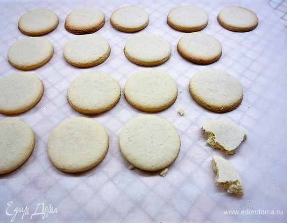 Выпекаем в заранее разогретой духовке при 175–180°C в течение 15 минут.