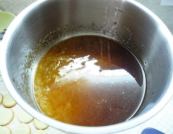 Приготовим суфле. В сотейнике смешиваем воду (37 г), глюкозу (55 г) и тростниковый сахар (125 г). Ставим на средний огонь вариться (до 117°C). Когда температура достигнет 110°C, начинаем взбивать белок с сахаром.