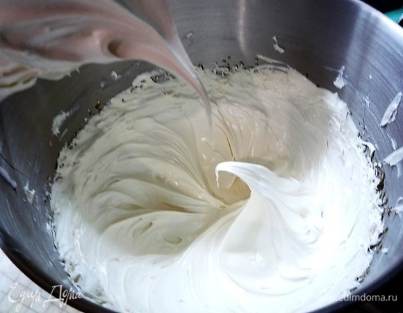 Взбиваем до тех пор, пока масса не станет блестящей и очень крепкой. Добавляем ванилин, еще раз взбиваем до однородности. Перекладываем массу в кондитерский мешок с круглой или фигурной насадкой, можно просто ровно обрезать кондитерский мешок.