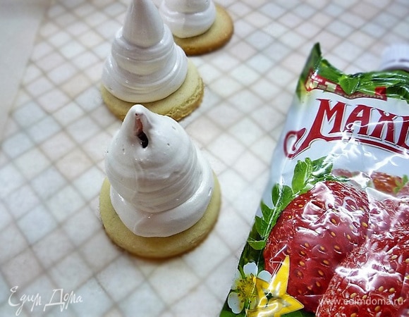 На песочную основу отсаживаем суфле высотой примерно 5–6 см. Можно на этом остановиться. Я решила середину суфле наполнить клубничным джемом ТМ «МахеевЪ», для этого использовала кондитерский мешок и тонкую кондитерскую насадку.