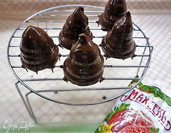 Оставить суфле при комнатной температуре на 1,5 часа для стабилизации, затем полить сверху растопленным шоколадом и украсить кондитерской посыпкой или сублимированными ягодами.