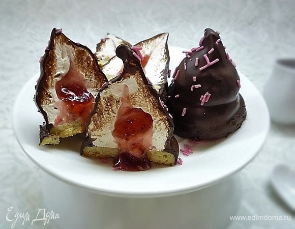 Таким десертом можно порадовать своих родных и близких не только в праздники!Приятного чаепития!