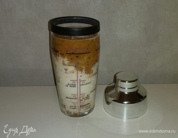 В шейкер наливаем молоко и выкладываем измельченные с медом фрукты.