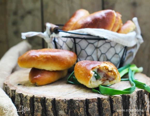 Обильно смазываем пирожки теплым молоком и отправляем в разогретую до 175°C духовку на 35 минут. Горячие пирожки еще раз смазываем теплым молоком, выключаем духовку, оставляем в ней смазанные пирожки на 10 минут. Достаем противень, накрываем полотенцем и оставляем до полного остывания.