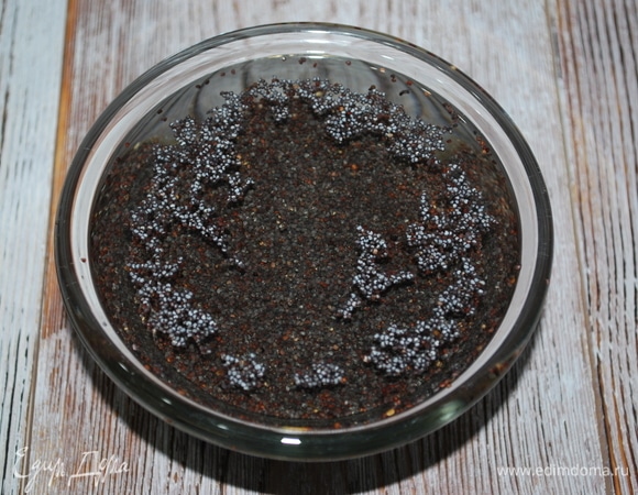 Мак залейте кипятком на 15 минут, чтобы он набух.