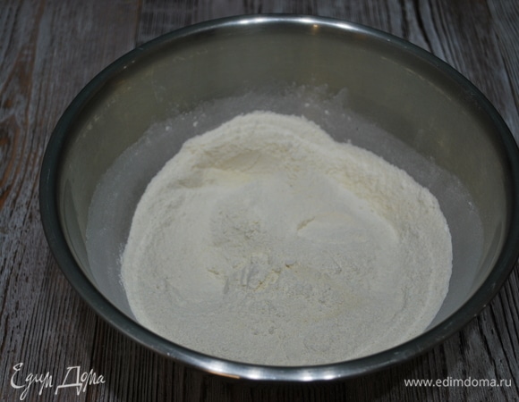 Соедините муку, разрыхлитель, манную крупу, кукурузный крахмал, ванильный сахар и щепотку соли.