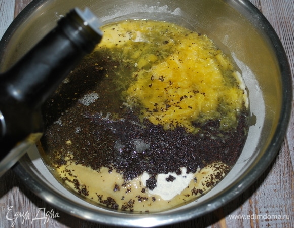 С мака слейте воду, добавьте сахар, перемешайте. К мучной смеси добавьте мак с сахаром, сок 2 апельсинов и растительное масло без запаха (я добавила фундучное масло).