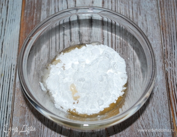 Из сахарной пудры и апельсинового сока сделайте помадку. Для этого просто перемешайте все ингредиенты. Я добавила 5 мл лимонного сок и 5 мл апельсинового сока.