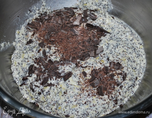 И в самом конце добавьте шоколад (у меня горький шоколад). Все хорошо перемешайте лопаткой. Дайте тесту постоять примерно 10 минут, чтобы манная крупа набухла и стала мягче.