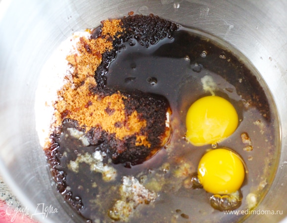 В чашу миксера просеять муку, добавить сахар и корицу. Делаем углубление в середине и добавляем мед, масло и яйца. Все смешиваем. В отдельной посуде соединить соду, растворимый кофе и кипящую воду. Добавляем к массе, продолжая помешивать. Тесто будет очень жидкое!