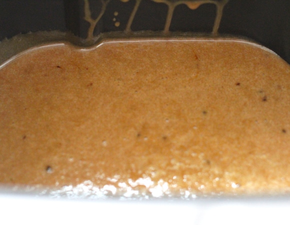 Вылить тесто в дежу без лопатки. Установить режим «Выпечка 1 час».