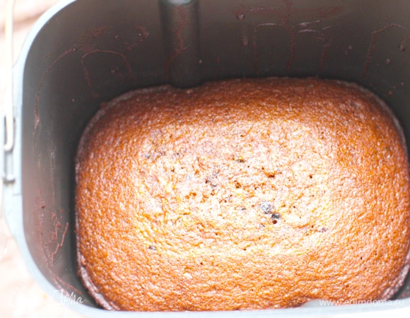 После сигнала о готовности оставить кекс в деже остывать.