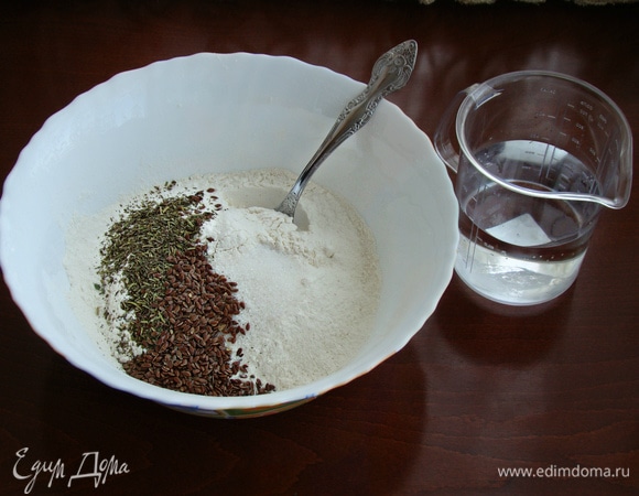 В миске смешать просеянную муку, сахар, соль, дрожжи и специи.