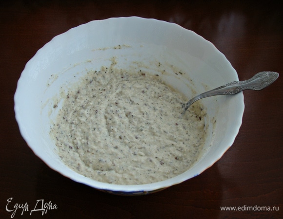 Влить теплую, но не горячую воду и все перемешать до однородности. Тесто будет жидковатым, поэтому муку не надо добавлять.