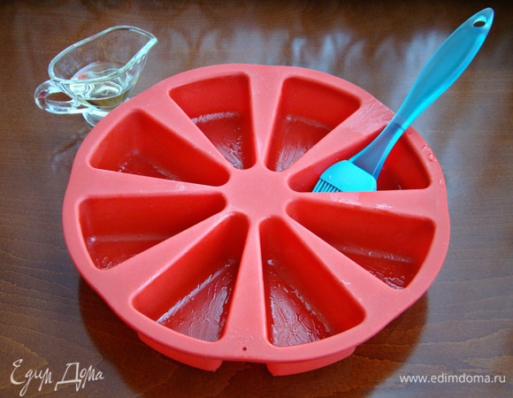 Форму для выпечки смазать растительным маслом.