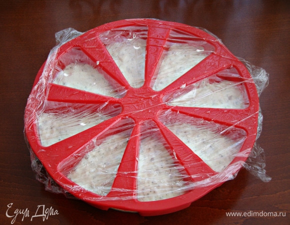 Хлеб можно выпекать в одной форме, но я решила сделать порционные хлебцы. Пищевую пленку смазать растительным маслом и накрыть тесто. Форму поставить в холодильник часа на 3 или на ночь.