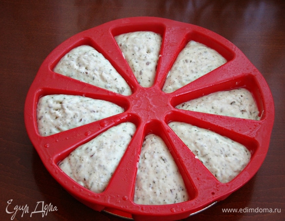 За это время тесто увеличится, пленку аккуратно снять.