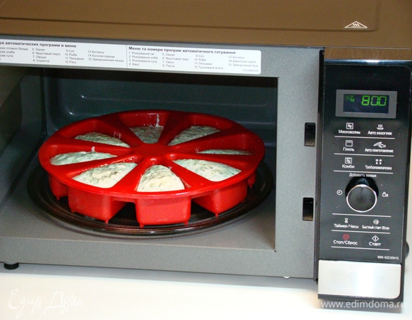 Выпекать хлеб при мощности 800 Вт в СВЧ-печи в течение 8 минут. Готовность проверить шпажкой.