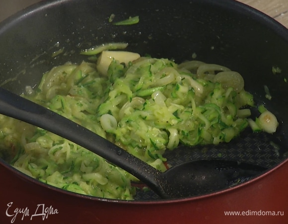Цукини натереть на крупной терке, добавить к луку. Посолить, поперчить, выпарить из овощей лишнюю жидкость. Достать из сковороды чеснок.