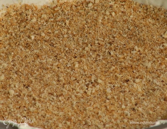 Тесто равномерно посыпать панировочными сухарями.