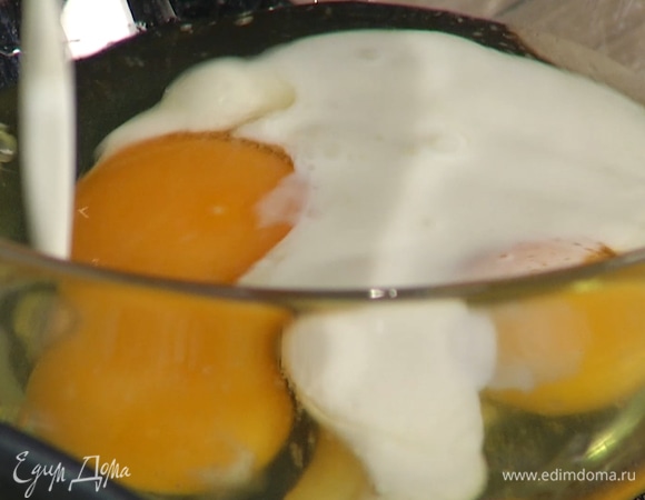 В отдельной миске взбить вилкой 3 яйца, соль и сливки.