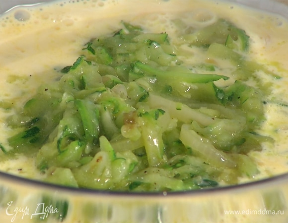 Цукини добавить в миску с яичной смесью, всыпать 50 г тертого твердого сыра, все перемешать.