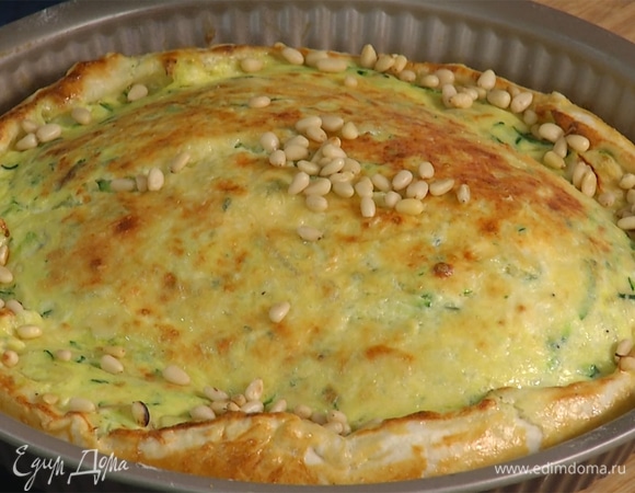 Выпекать при 190°С в течение 30–40 минут. Готовый пирог украсить кедровыми орехами.