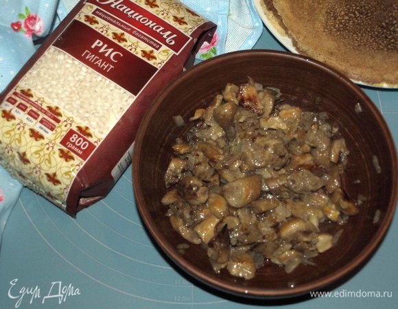 Размороженные грибы нарезать. Обжарить с луком, чесноком на растительном масле до полной готовности. Добавить соль, перец по вкусу.