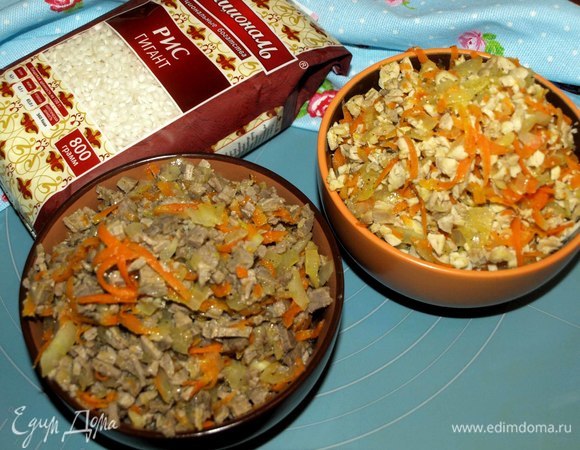 Готовое остывшее мясо мелко режем или пропускаем через крупную ячейку в мясорубке. Говядину и курицу измельчаем отдельно. Овощи очистить. Лук мелко режем, морковь трем на крупной терке. Чеснок мелко рубим. Пассеруем лук, морковь и чеснок на растительном масле на среднем огне. Готовую пассеровку разделяем на два сотейника. В каждый сотейник или сковороду добавляем говядину и куриное филе. Обжариваем с овощами. Добавляем в каждую начинку по 200 мл бульона, тушим 1–2 минуты. Добавляем соль, перец по вкусу. Начинка должна быть сочной.