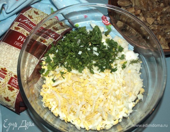 В готовый остывший рис добавляем измельченные на терке куриные яйца и рубленую зелень петрушки. Добавляем соль и перец по вкусу. Хорошо перемешиваем.