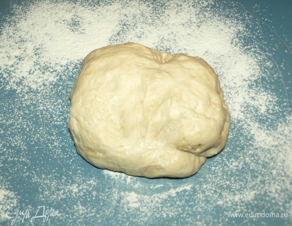 Готовим тесто. В теплом молоке растворяем дрожжи. Добавляем сахар и 100 г муки. Все хорошо соединяем. Ставим в теплое место на 30 минут. Когда опара увеличится, добавить соль, растительное масло и постепенно ввести оставшуюся муку. Замесить мягкое тесто. Ставим в теплое место на 1,5 часа. В течение этого времени надо несколько раз перевернуть тесто и примять.