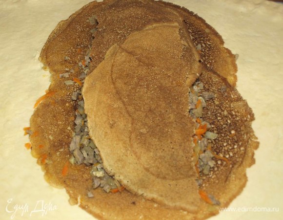 Блин делим на две части. Закрываем начинку из говядины двумя половинками блина.