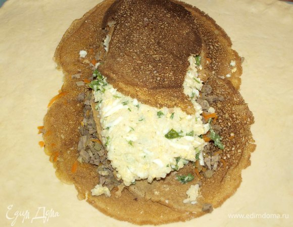 Сверху выкладываем рисовую начинку. Блин делим на две части. Закрываем начинку из риса двумя половинками блина. Выравниваем и приминаем.