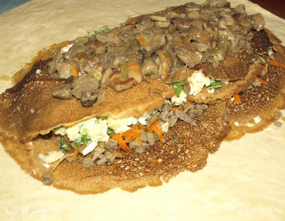 Выкладываем начинку из грибов. Разравниваем.