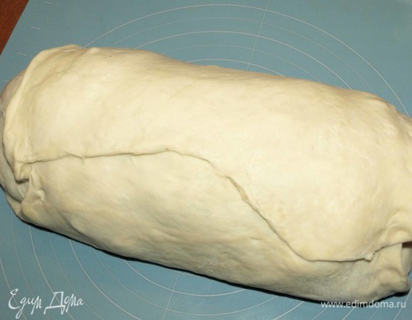 Заворачиваем края теста внахлест, защипываем шов.