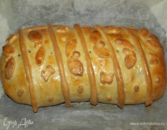 Отправляем подготовленный пирог в заранее разогретую до 180ºС духовку на 30 минут. Достаем готовый пирог. Смазываем сливочным маслом. Накрываем льняным чистым полотенцем. Оставляем на 20 минут, чтобы кулебяка отдохнула.