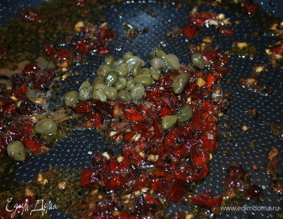 В самом конце добавьте каперсы.