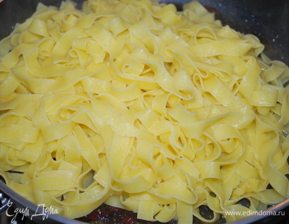 Пасту отварите в большом количество подсоленной воды до состояния альденте (у меня паста тальятелле).